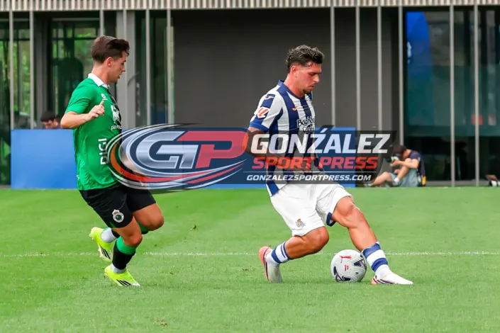 Estadio Zubieta, . San Sebastián, Spain. 18 julio 2026. Imagenes de acción en el partido de futbol amistoso de pretemporada entre la Real Sociedad y Racing de Santander. CREDITO: Gonzalez Sport Press